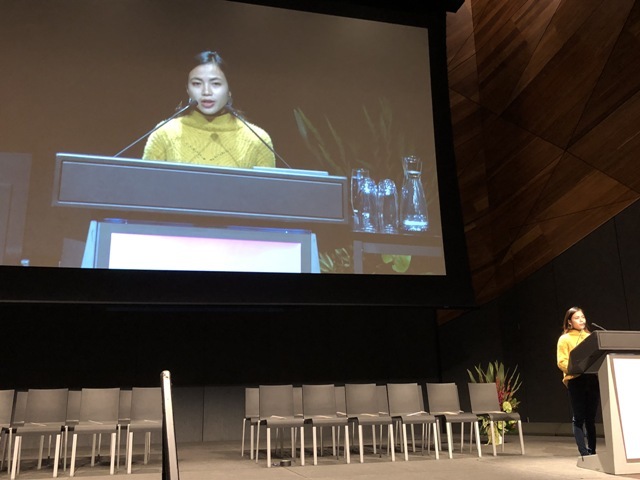 Sophy Ron phát biểu trước đông đảo các giáo viên và sinh viên trường Cao đẳng Trinity.