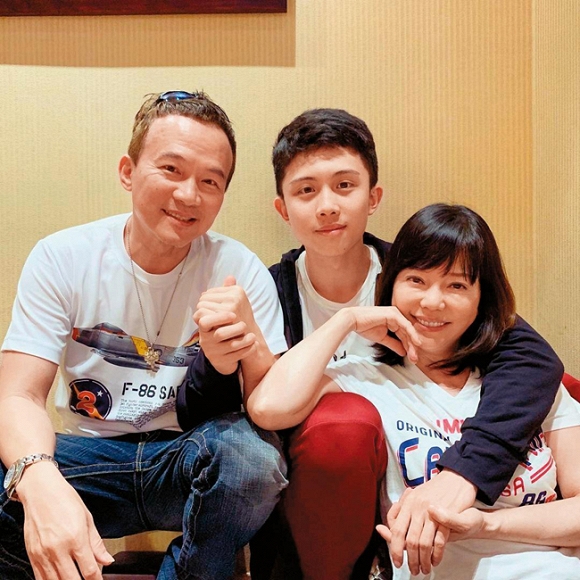 Địch Oanh cùng chồng và con trai trong một bức ảnh mới được chia sẻ trên Instagram.