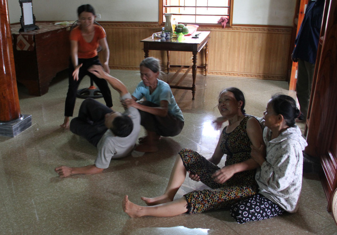 Nỗi đau của bố mẹ nạn nhân Thông trước sự mất mát quá lớn.