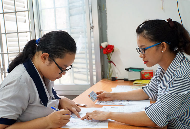 Thí sinh kiểm tra thông tin cá nhân, môn thi tại điểm thi THPT Marie Curie (TP HCM). Ảnh: Mạnh Tùng.