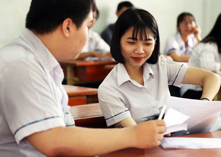 Thí sinh tại Đồng Nai trong buổi làm thủ tục dự thi THPT quốc gia chiều 24/6. Ảnh: Phước Tuấn.