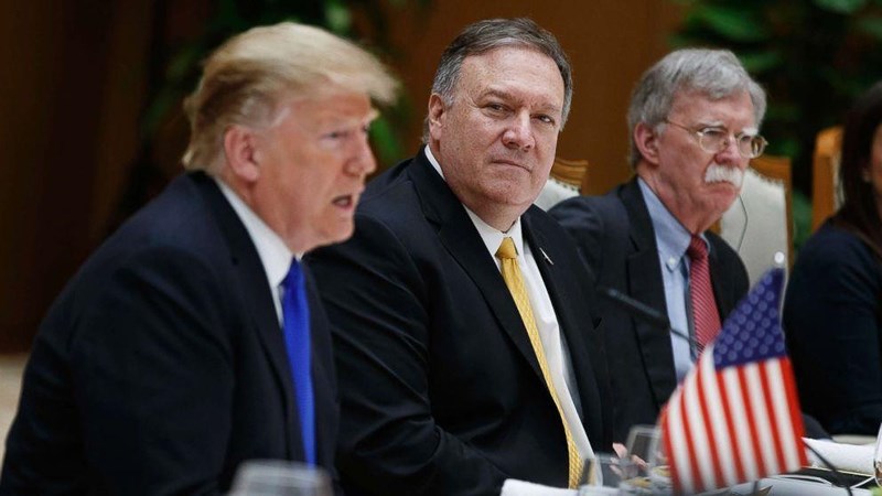Tổng thống Trump ngồi cùng ông Pompeo và ông Bolton. Ảnh: ABC News.