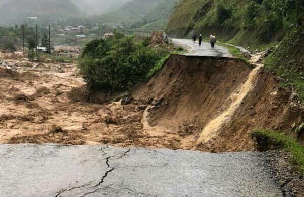 Lũ lớn 'vặn' nghiêng cầu treo qua suối ở Sa Pa, gây sạt lở đường nghiêm trọng ở Lai Châu - 2 Lũ lớn 'vặn' nghiêng cầu treo qua suối ở Sa Pa, gây sạt lở đường nghiêm trọng ở Lai Châu - 2