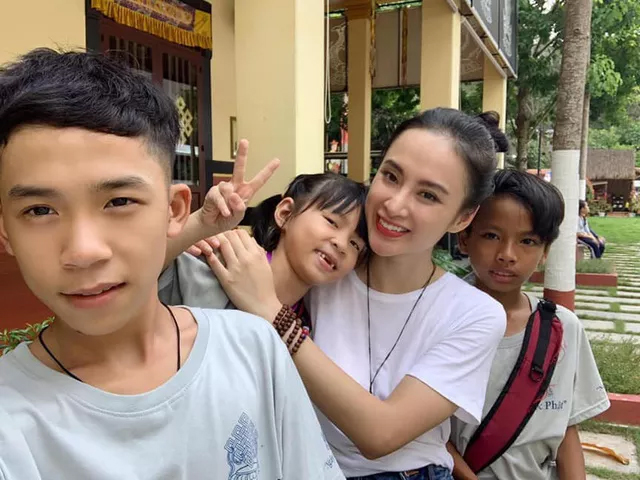 Phương Trinh luôn gần gũi, thân thiện với các em nhỏ, người già ở những nơi cô đến