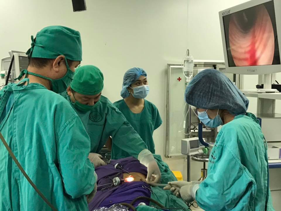 E kíp các bác sĩ đang thực hiện mổ nội soi cắt thận trái cho bé trai