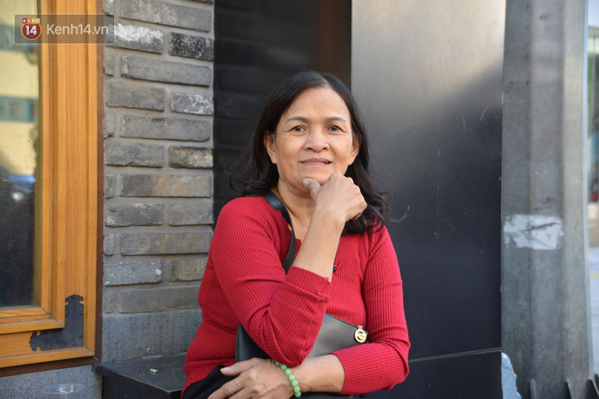 Cô Lê Thị Kim Đính (56 tuổi, Phú Yên), con là Phan Hoài Khoa (1999) học tại THPT Lê Trung Kiên, năm 2017 thi công an rớt do thiếu 1 điểm. Năm 2018 thi lại thành công và hiện đang học ngành Toán Kinh tế, ĐH Kinh tế - Luật thế nhưng vẫn không muốn từ bỏ ước mơ làm công an. Hiện tại em đang vừa học ĐH vừa ôn, đã bỏ kỳ học quân sự của trường để tập trung ôn luyện. Mẹ ở Tuy Hoà (Phú Yên) mới lên hôm chủ nhật đưa con đi thi. Cô chia sẻ, nếu con đậu quân đội sẽ chấp nhận từ bỏ ngành đang học hiện tại. Còn nếu không vẫn cho con học tiếp, vì thực ra cũng đam mê Kinh tế, chỉ là nhà ở quê nghèo nên muốn con theo quân đội cho bớt khổ, bớt lo. (Ảnh: Hà Thành)