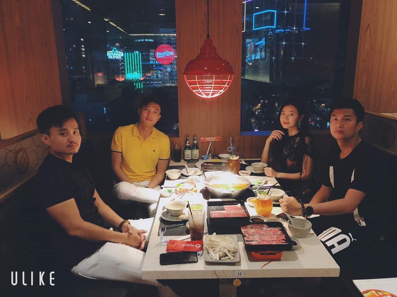 Dưới phần bình luận, một cư dân mạng đã tiết lộ bức ảnh Quốc Trường - Midu đi ăn tối cùng bạn bè.