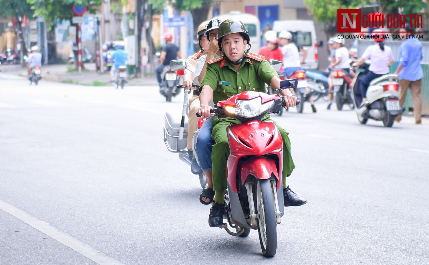 Khoảng hơn 10 phút sau, chiếc xe chuyên dụng của CSGT hú còi hộ tống một xe máy do một đồng chí công an chở thí sinh nói trên đến điểm thi.