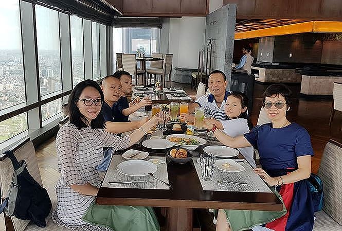 Nhân dịp sinh nhật lần thứ 62, MC Lại Văn Sâm đăng ảnh cùng vợ và các con.