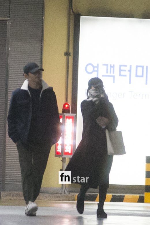 Hình ảnh trông khá xa cách của một cặp đôi mới cưới.