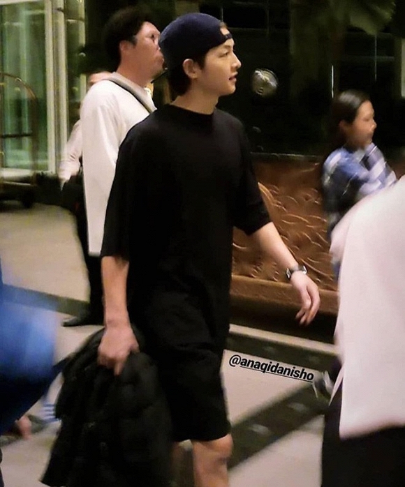 Tham gia một sự kiện nhưng ngồi cách xa nhau.