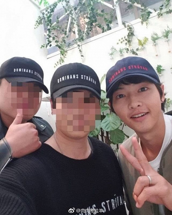 Nam diễn viên được cho là đã đeo ảnh cưới... nhưng thực chất đây chỉ là ảnh cũ.