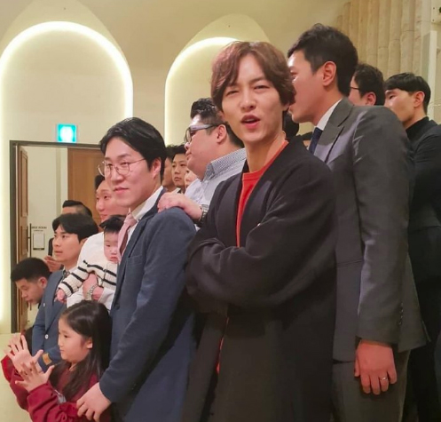 Giữa tâm bão, Song Joong Ki nhiều lần lộ diện mà không có sự góp mặt của bà xã.