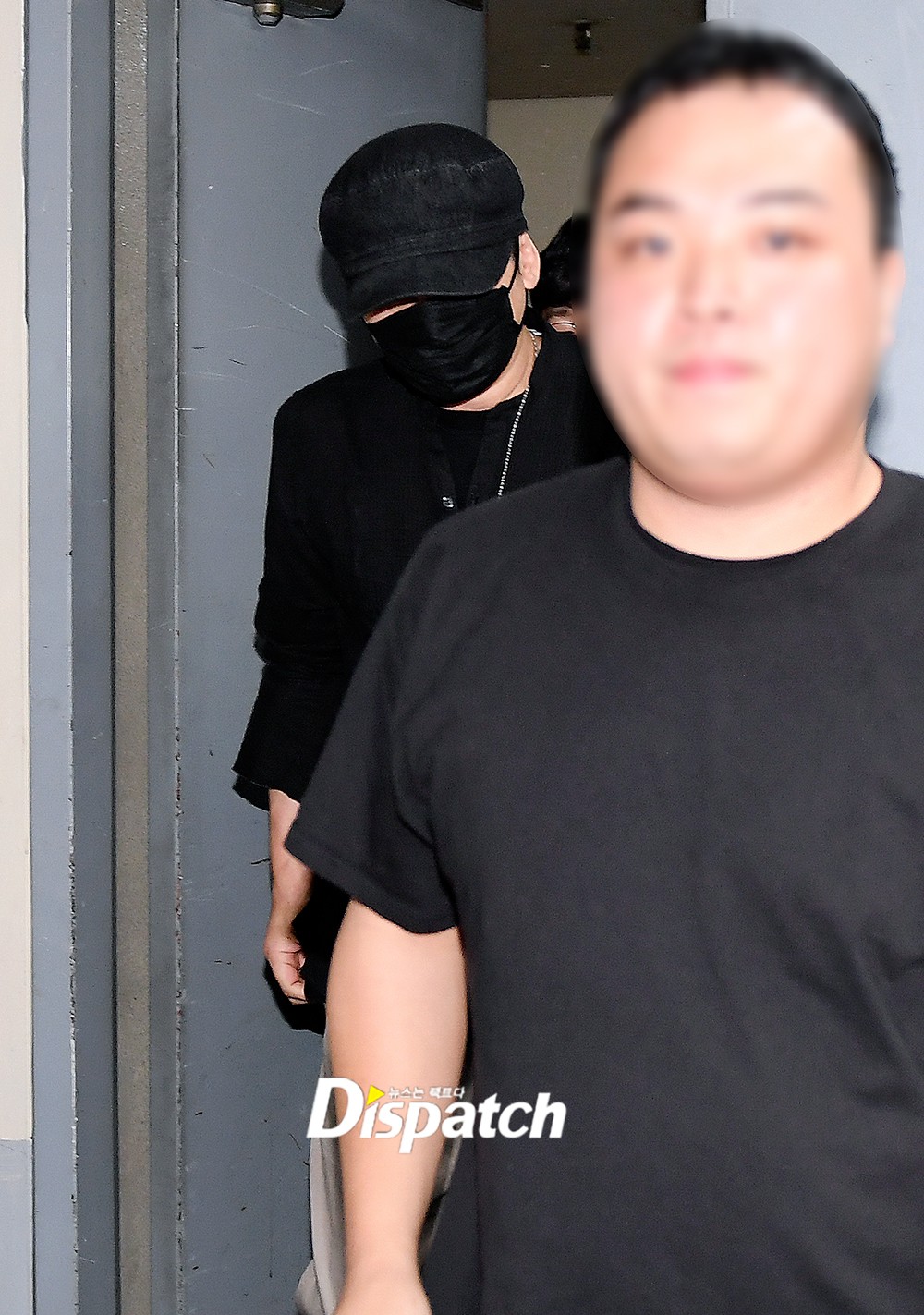 Chủ tịch Yang vì tránh truyền thông mà di chuyển bằng lối cửa thoát hiểm dẫn đến bãi đỗ xe dưới hầm