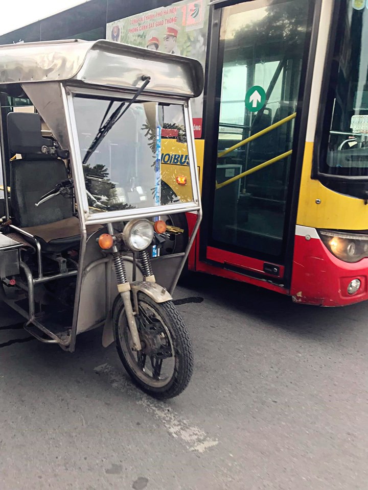 Chiếc xe ba gác va chạm với xe buýt