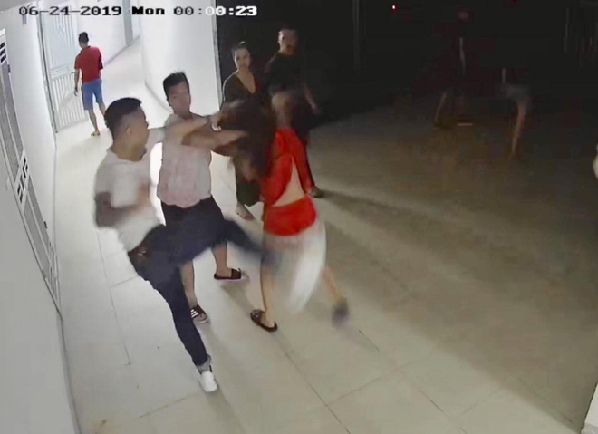 Hình ảnh vụ việc được camera an ninh ghi lại.