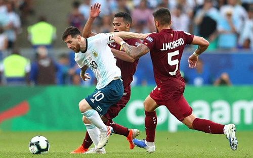 Messi đi bóng trước cầu thủ Venezuela. Ảnh: AFP.