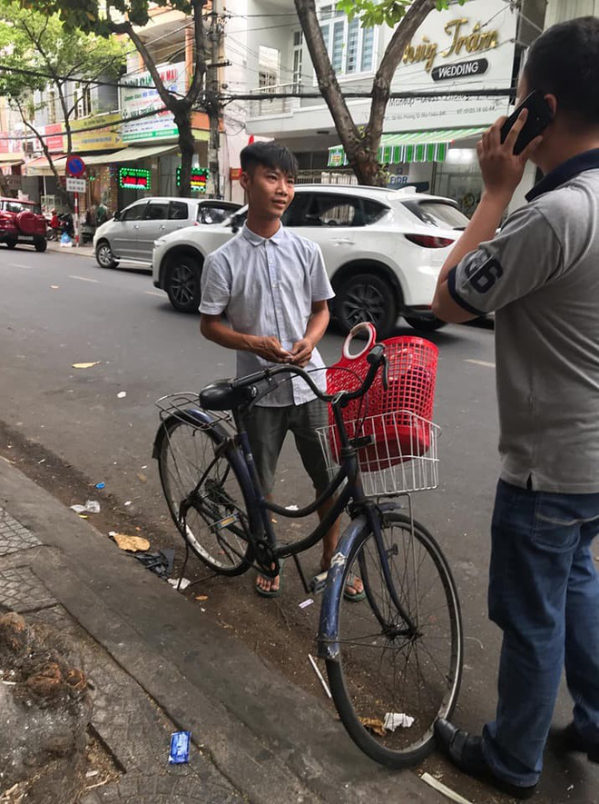 Thanh niên đánh giày có hành vi 