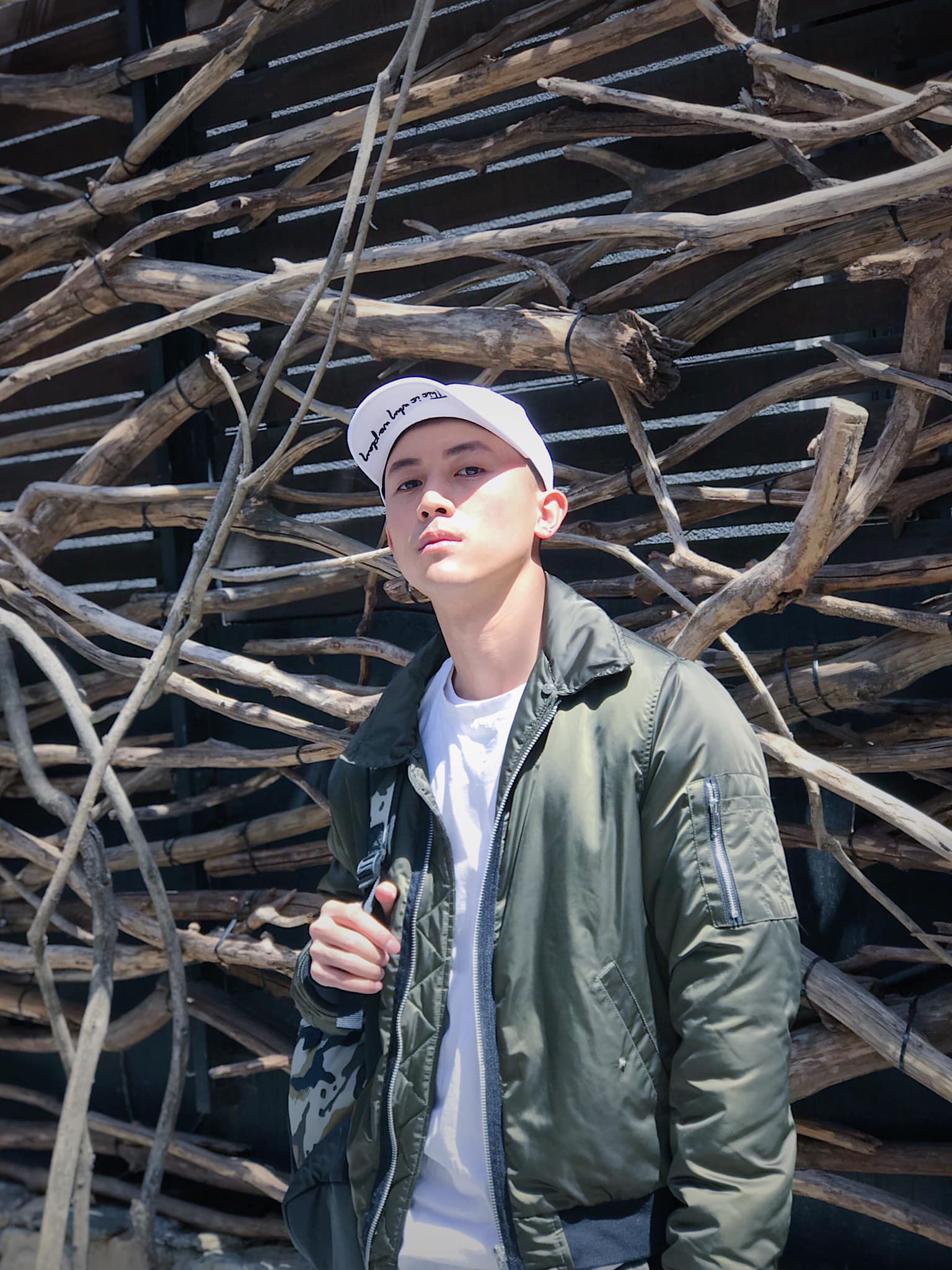 Nam diễn viên Anh Vũ từng là hot boy đời đầu trong dàn hot teen của giới trẻ Hà Thành, sở hữu gương mặt nam tính, hút hồn và phong cách trẻ trung, hiện đại.