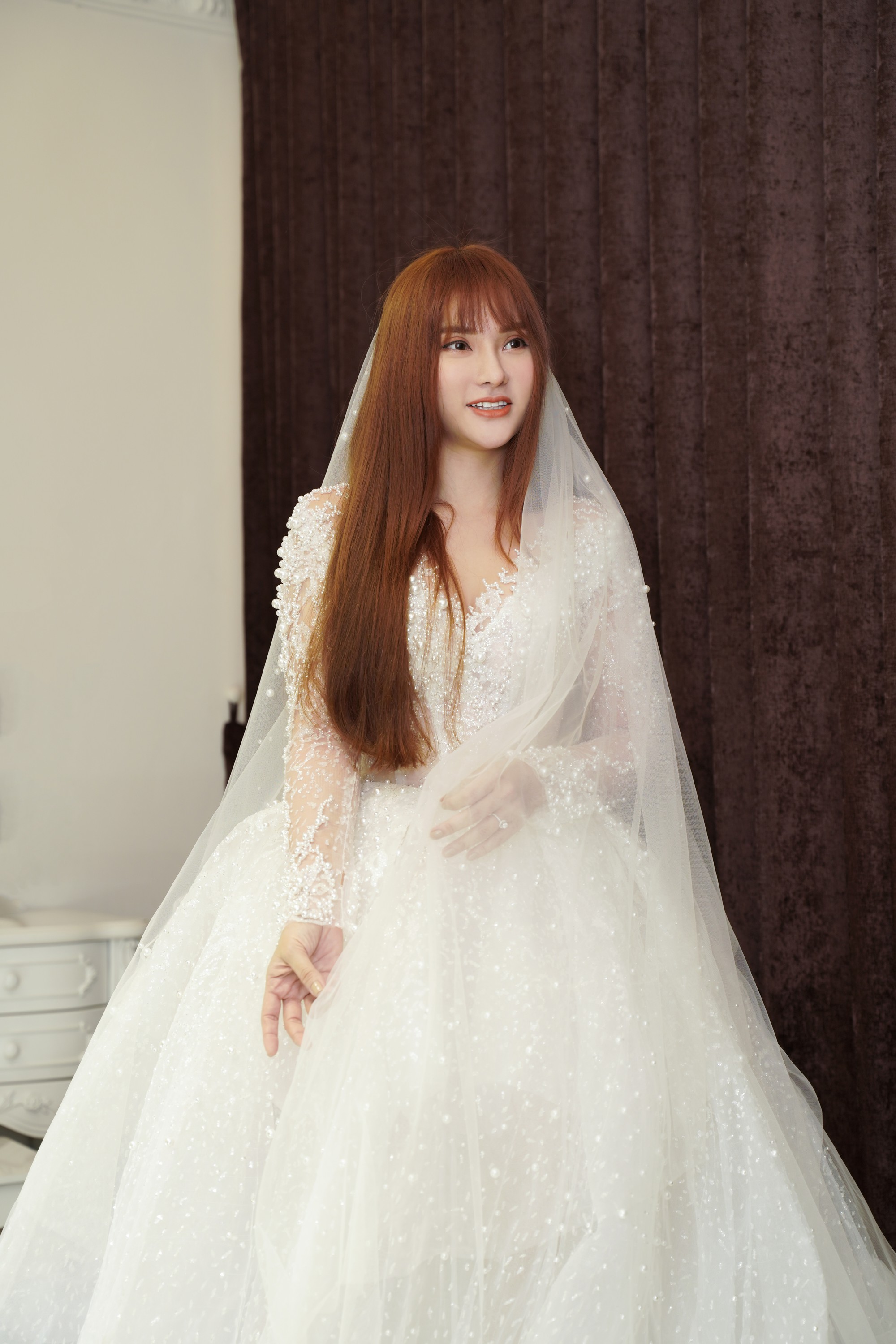 Mẫu váy cưới rộng che chắn vòng 2 lại một lần nữa khiến khán giả xôn xao về tin đồn cưới chạy bầu.