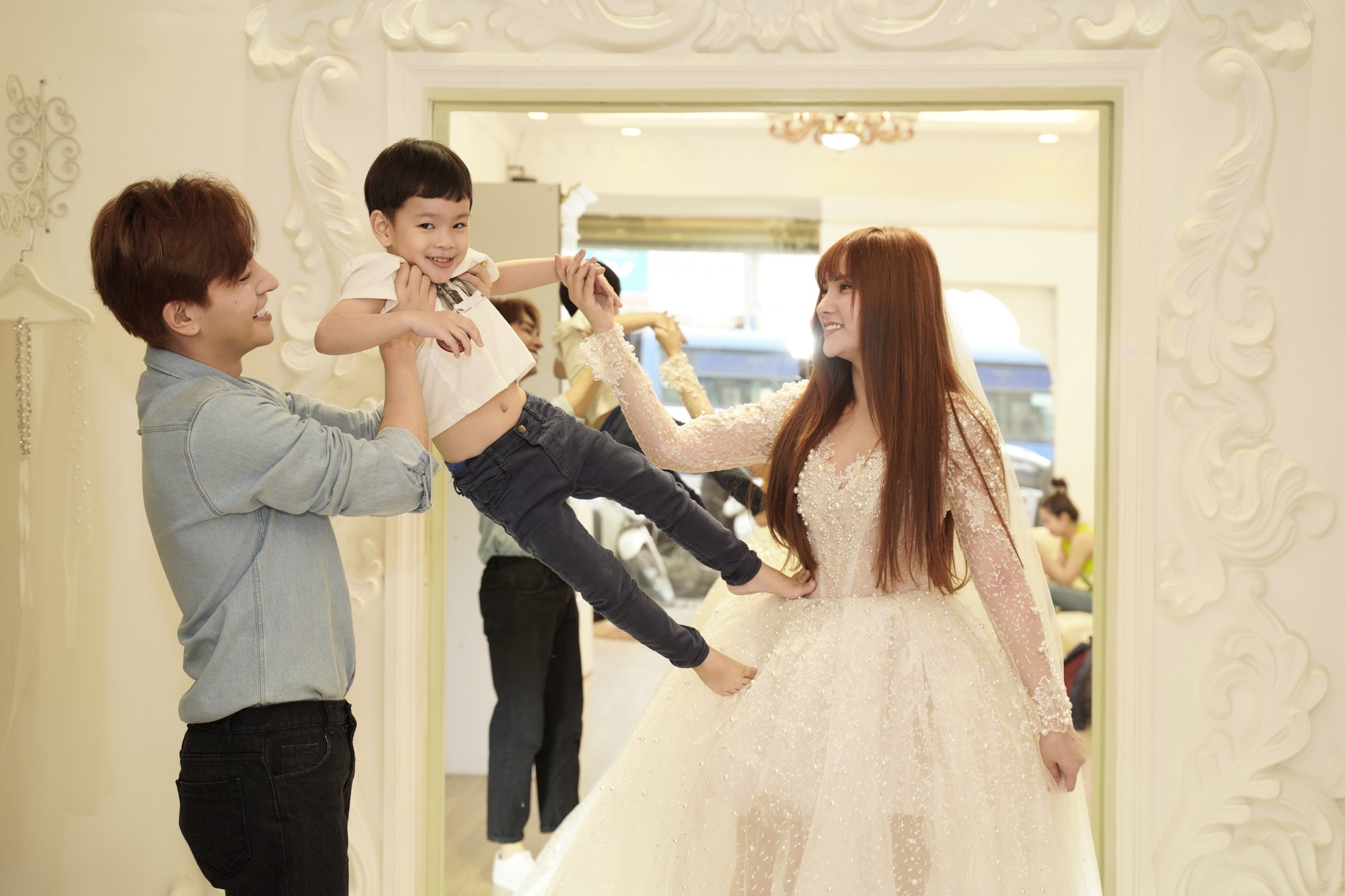 Ông xã và con trai cũng có mặt cùng nữ ca sĩ trong buổi thử váy cưới.