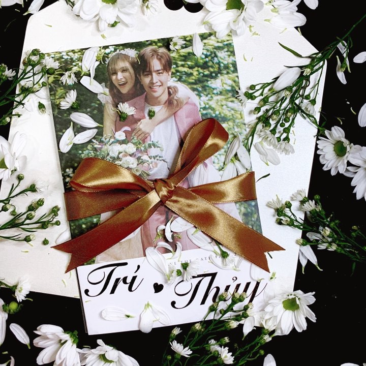 Thiệp mời đám cưới của cặp đôi cũng được công bố.