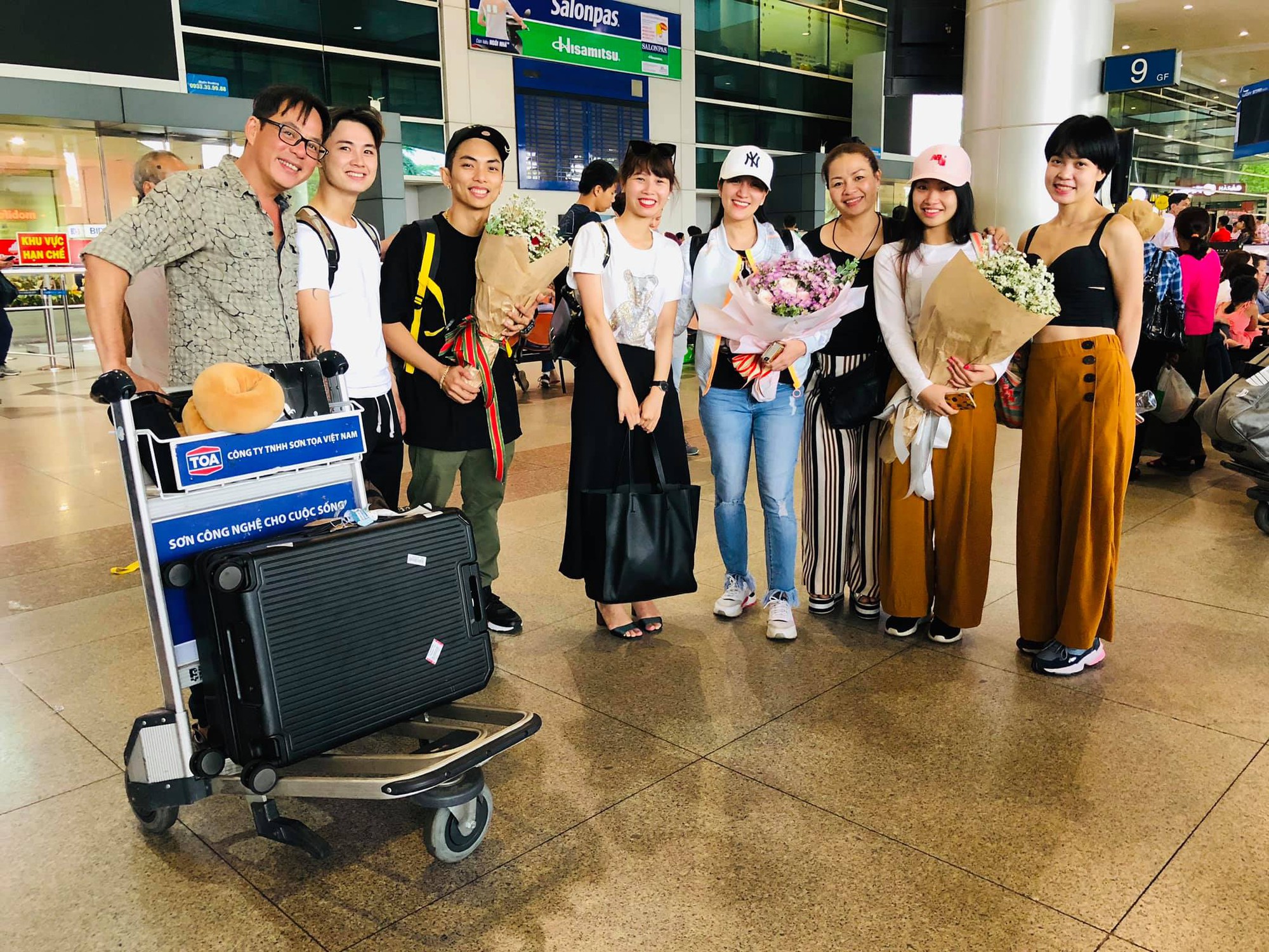 Hiện vợ chồng Khánh Thi - Phan Hiển đã trở về Việt Nam sau 1 tuần ở Nga. Cả hai được bạn bè thân thiết ra tận sân bay đón.