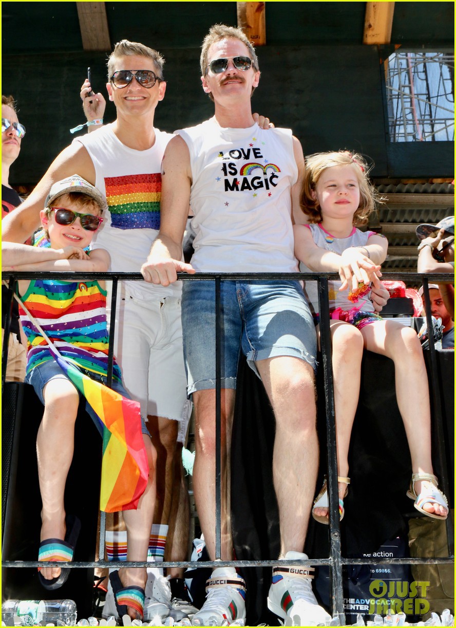 Gia đình 4 người hạnh phúc của Neil