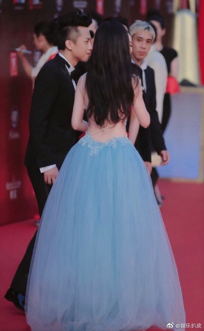 Chỉ cần nhìn từ sau thôi đã thấy đây là đại mỹ nhân