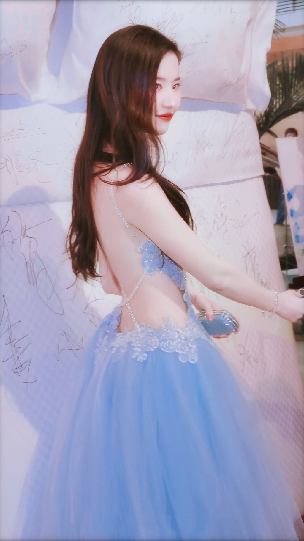 Lưu Diệc Phi từng diện 1 chiếc đầm xanh bồng bềnh, khoe khéo lưng trần và vòng eo con kiến đáng ghen tị