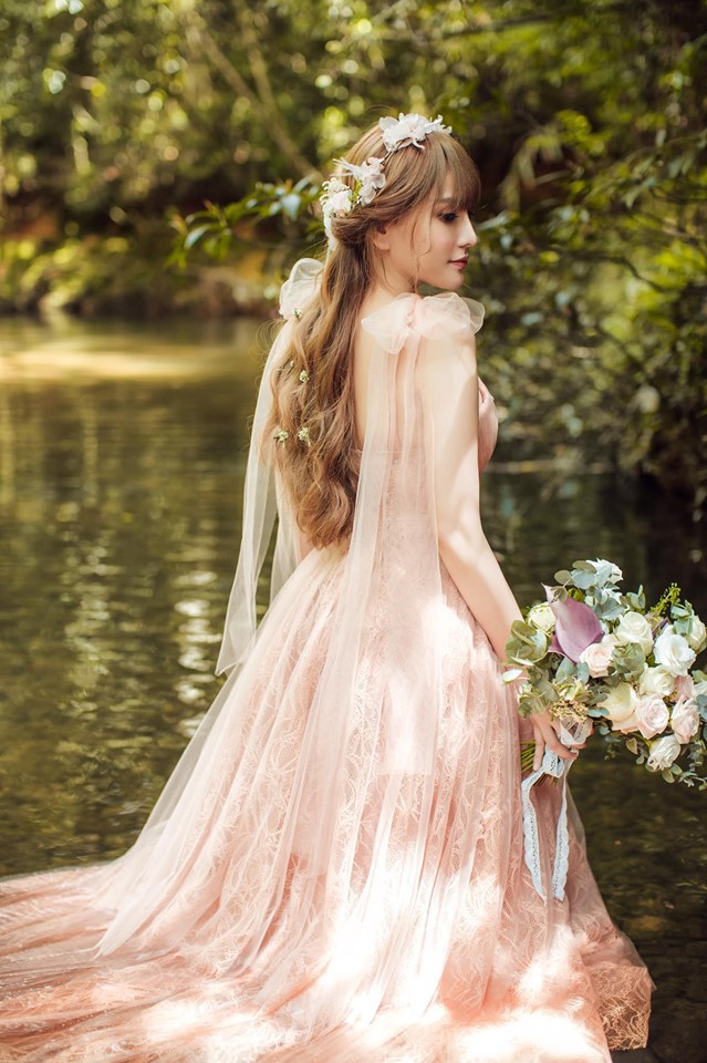 Nữ ca sĩ lộng lẫy trong bộ váy cô dâu.