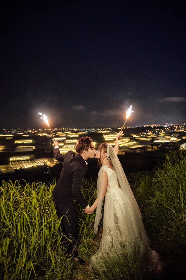 Cặp đôi khoá môi hạnh phúc.