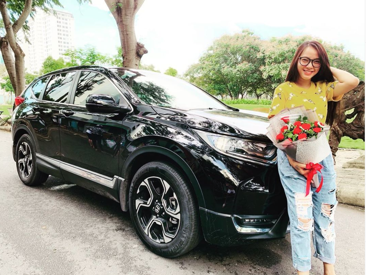 Vì gia đình tăng quân số nên mới đây, vợ chồng Hải Băng còn thay cả xế hộp mới. Được biết, dù bận rộn chăm con nhỏ nhưng Hải Băng luôn được ông xã Thành Đạt ở bên phụ giúp, vun đắp tình cảm.