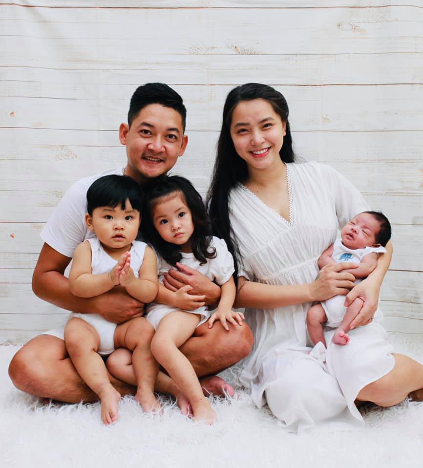 Sau khi sinh bé thứ ba, gia đình nhỏ của vợ chồng Hải Băng - Thành Đạt đã có tất cả 5 thành viên.