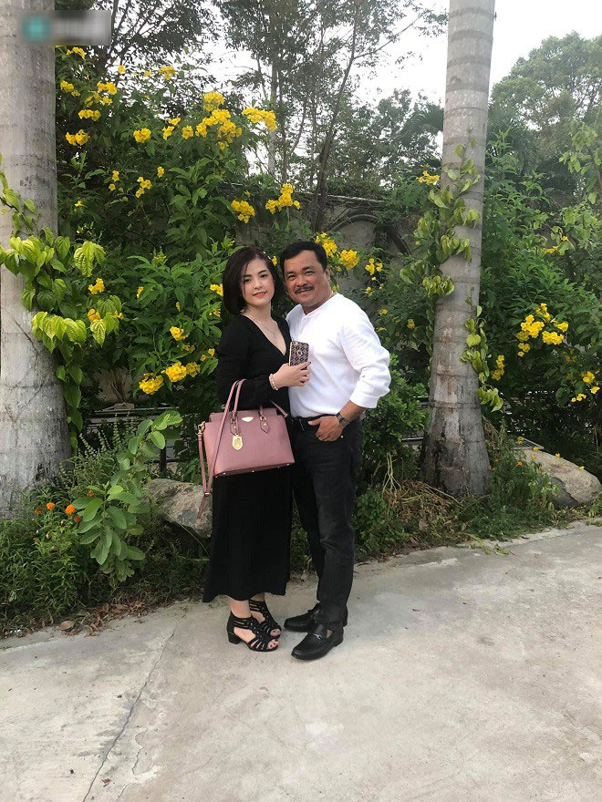 Vợ của đạo diễn Nguyễn Phương Điền có nhan sắc không thua gì hoa hậu, người mẫu, diễn viên. Dù nhiều người gợi ý đưa vợ đi diễn nhưng đạo diễn phim 