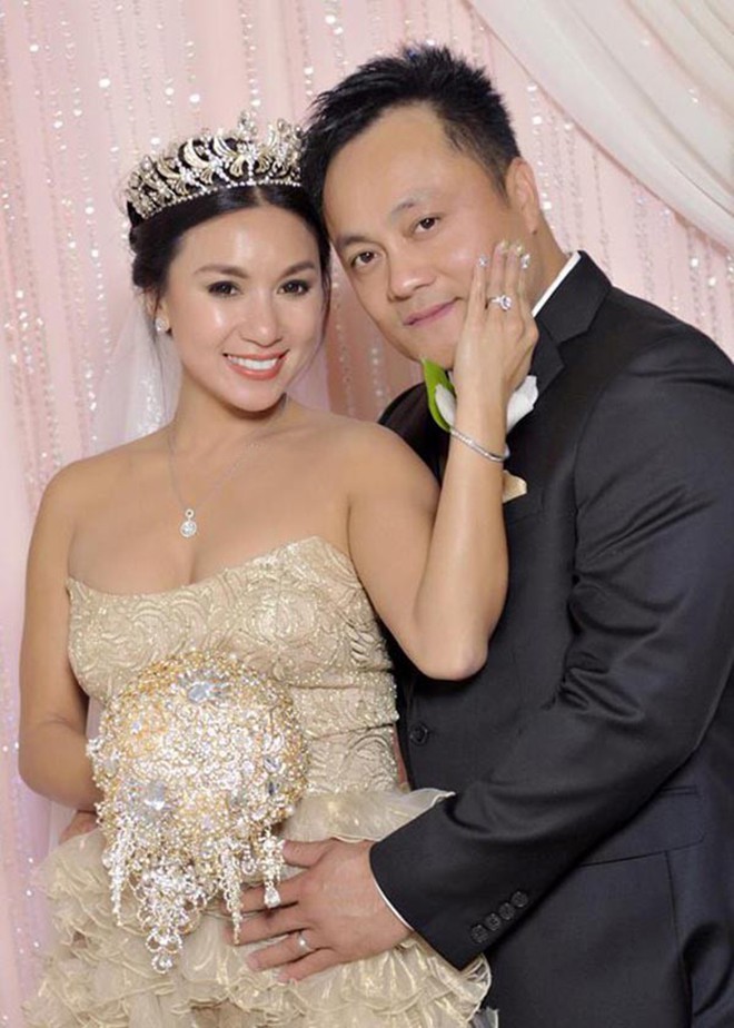 Trong đám cưới với doanh nhân giàu có, Y Phụng tự tin mặc đầm hở trọn vai trần.