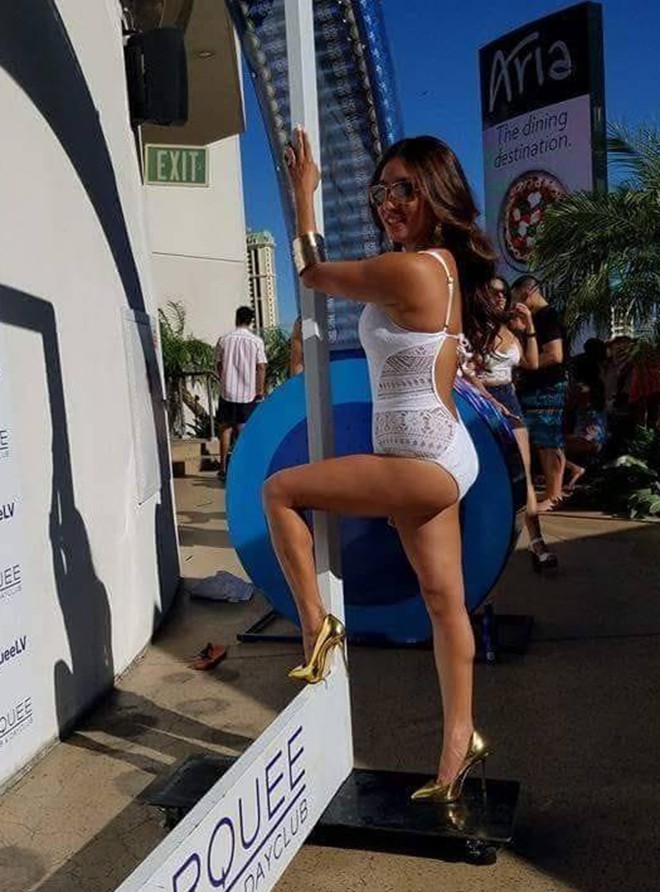 Hình ảnh Y Phụng tự tin diện bikini khi tham gia một buổi tiệc và được cô công khai chia sẻ lên mạng xã hội.