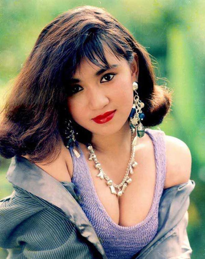 Y Phụng là một trong số những nghệ sĩ hiếm hoi dám theo đuổi hình tượng nóng bỏng hết cỡ ở thập niên 90.