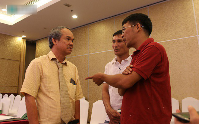 Bầu Đức trao đổi với truyền thông bên lề buổi lễ họp báo của Công Phượng. Ảnh: Thái Hải.