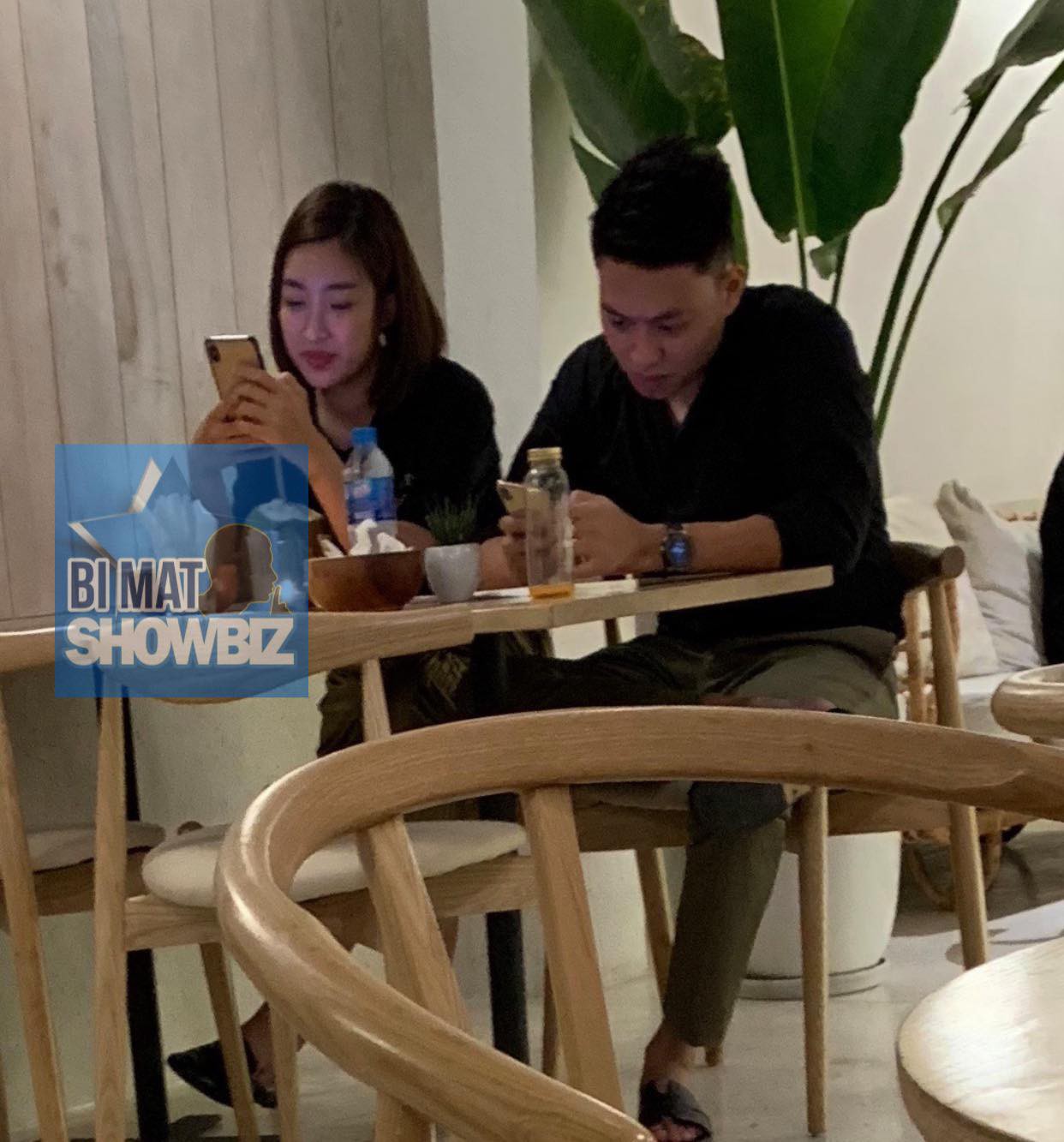 Hoa hậu Đỗ Mỹ Linh và chàng trai được cho là Bảo Hưng thân thiết ngồi sát cạnh nhau trong quán cafe. (Nguồn ảnh: Bí mật showbiz)