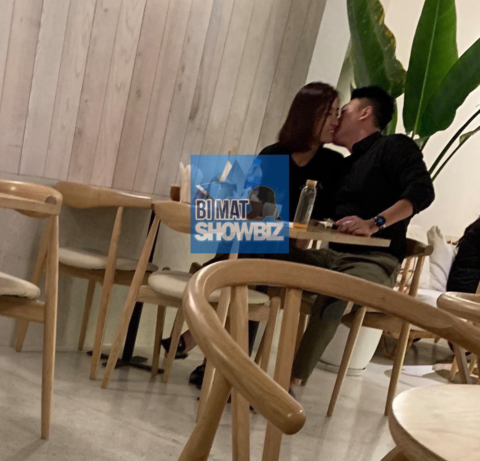 Cả hai thậm chí còn thoải mái dành cho nhau cử chỉ tình tứ hết mức.