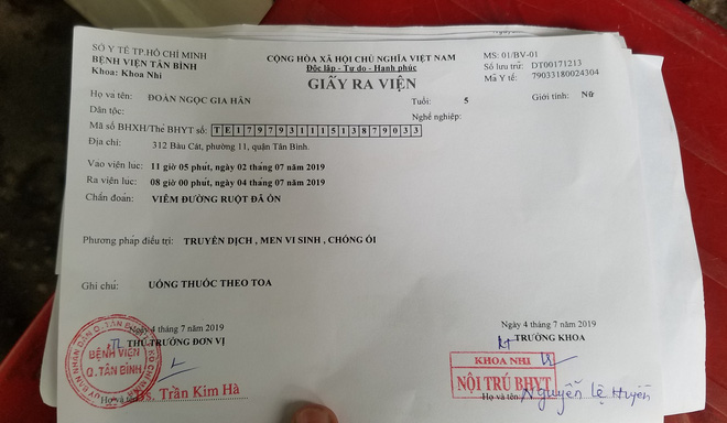Chị Phượng và người dân cung cấp giấy tờ bệnh án sau khi xuất viện.