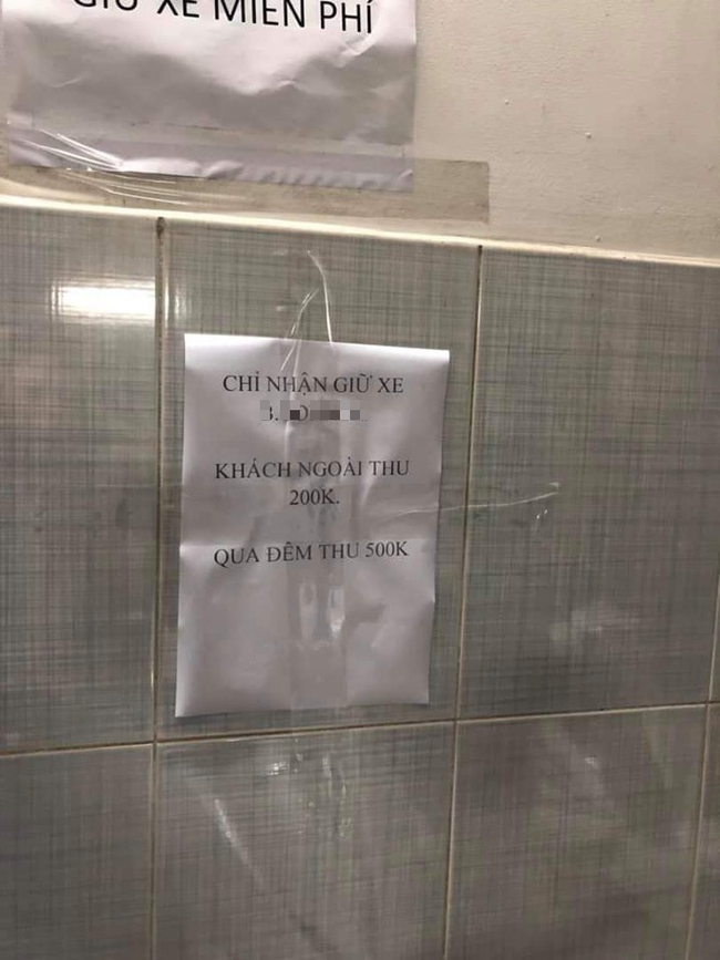 Tấm biển nhắc nhở chỉ nhận giữ xe của shop B.C được dán bên trong khu nhà để xe