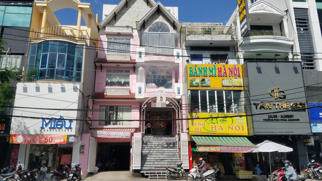 Cửa hàng (sơn màu hồng) nơi bị khách tố phụ thu 200k tiền giữ xe vì không mua đồ của shop. Ảnh: Tứ Quý.