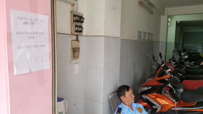 Tờ thông báo được dán khắp nơi trong khu vực hầm để xe để nhắc nhở khách hàng. Ảnh: Tứ Quý.