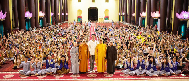 Rapper Đen Vâu áo trắng, đứng giữa. Ảnh: BTC.