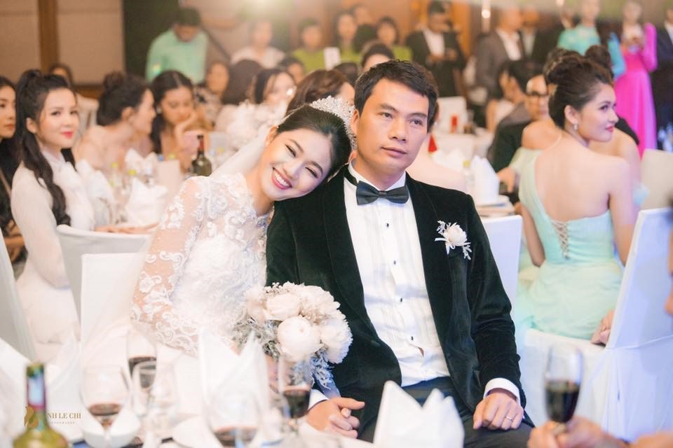 Á hậu Thanh Tú tổ chức hôn lễ với ông xã Thành Phương vào tháng 12/2018. Ông xã của người đẹp hơn cô 16 tuổi, là chủ một tập đoàn lớn và từng trải qua một cuộc hôn nhân. Sau khi lập gia đình, Thanh Tú dành trọn thời gian cho tổ ấm nhỏ. Trên trang cá nhân, cô thường xuyên chia sẻ cuộc sống hôn nhân viên mãn và những giây phút ngọt ngào bên ông xã.