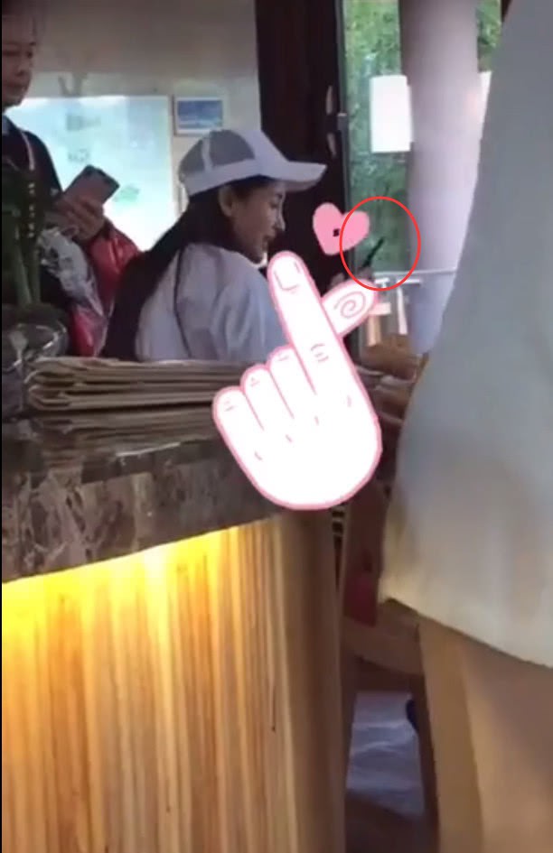 Angelababy đưa con trai đi ăn cùng bà ngoại. Nữ diễn viên nổi tiếng luôn thể hiện sự vui vẻ và rạng rỡ khi ở cùng con trai.