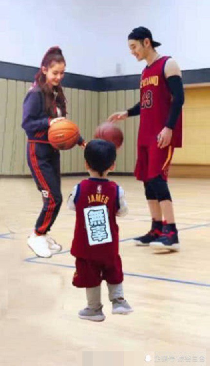 Đã rất lâu rồi gia đình ba người Huỳnh Hiểu Minh chưa cùng chung khung hình.