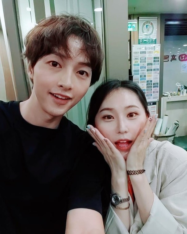 Một bức ảnh khác chụp chung cùng với bạn diễn cho thấy gương mặt Song Joong Ki gầy xọp đến đáng thương